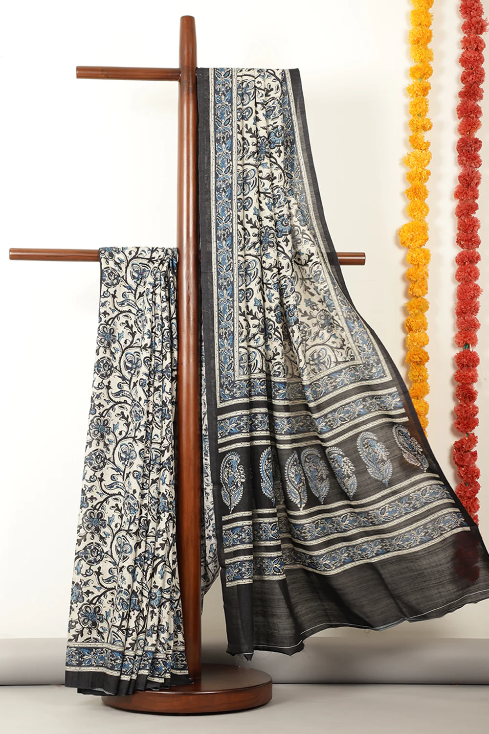 Black & Beige Cotton Floral Printed Saree - Image 3