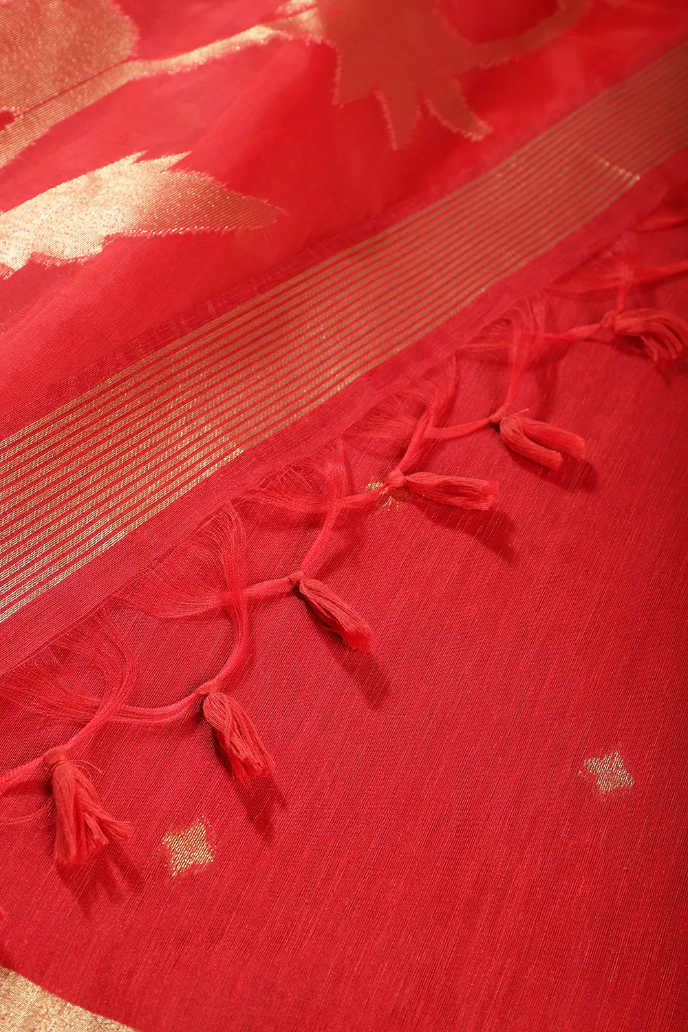 Red Tussar Silk Floral Zari Woven Saree - Image 4